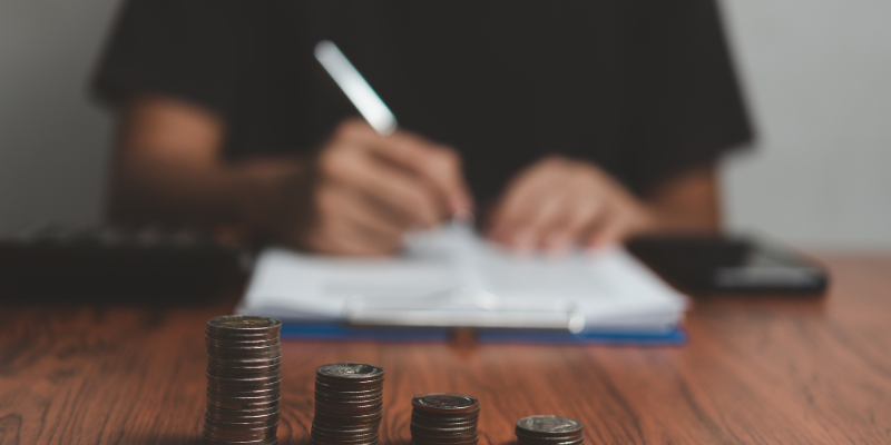 硬貨を並べて現金管理の記録を取っている様子