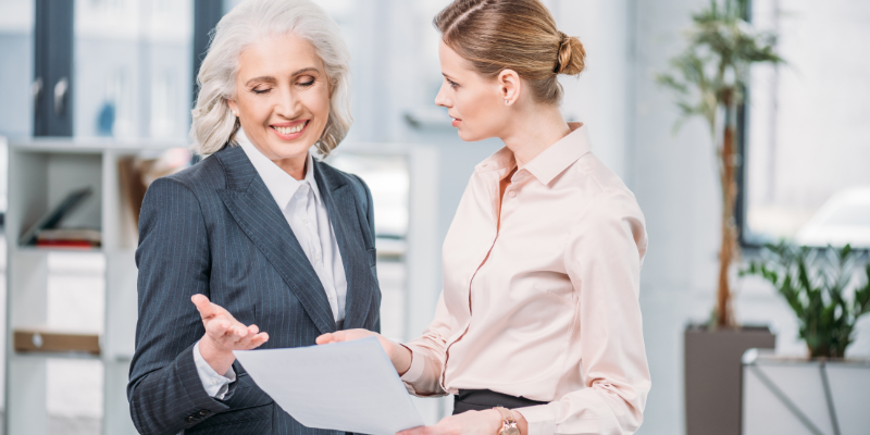 ベテランの経理スタッフが指導している